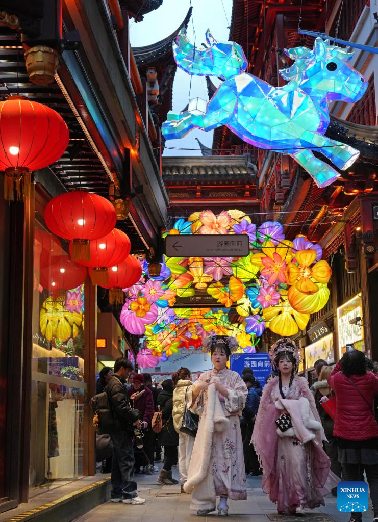 Lantern Festival celebrations draw large numbers of tourists at Yuyuan Garden in Shanghai