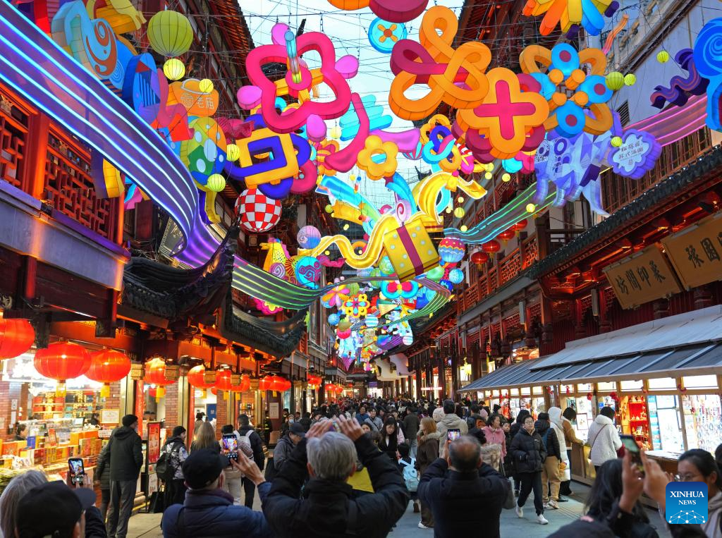 Lantern Festival celebrations draw large numbers of tourists at Yuyuan Garden in Shanghai