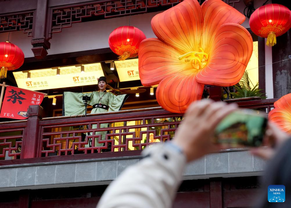 Lantern Festival celebrations draw large numbers of tourists at Yuyuan Garden in Shanghai