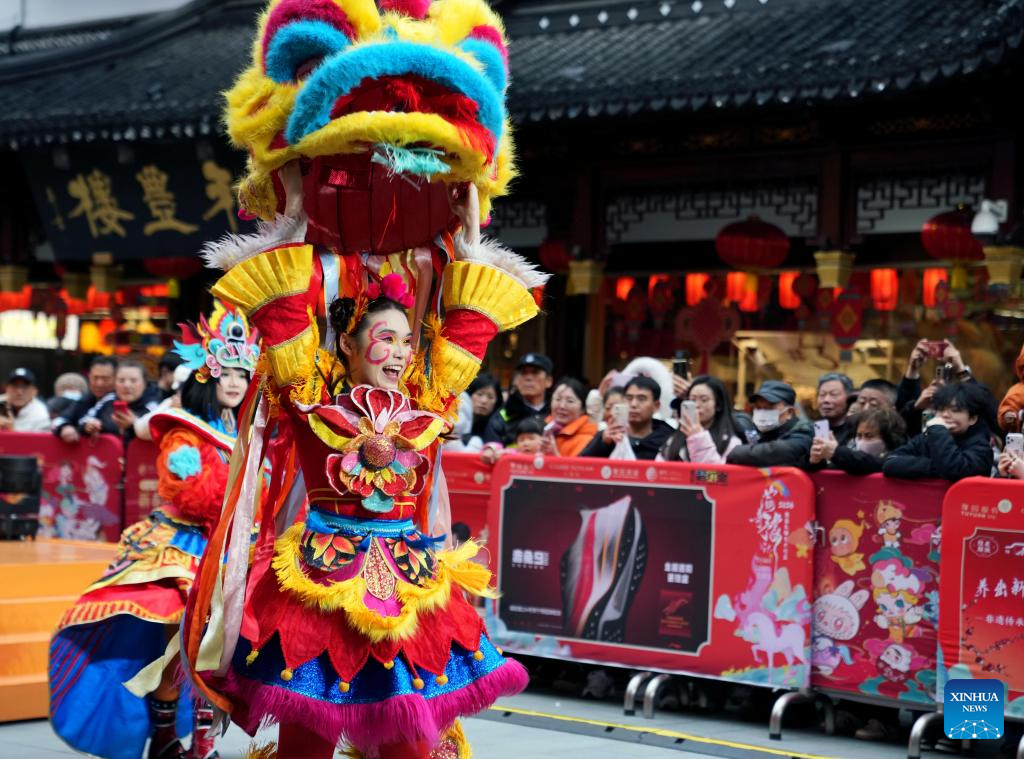 Lantern Festival celebrations draw large numbers of tourists at Yuyuan Garden in Shanghai