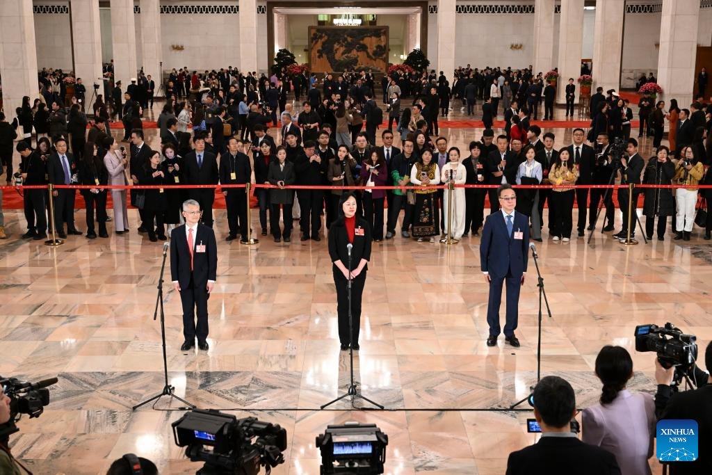 CPPCC members attend group interview ahead of closing meeting of annual session