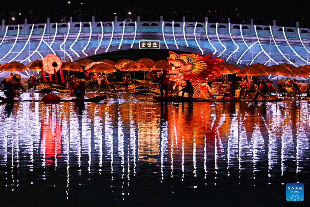 Folk show from S China's Yangshuo lights up night in Beijing