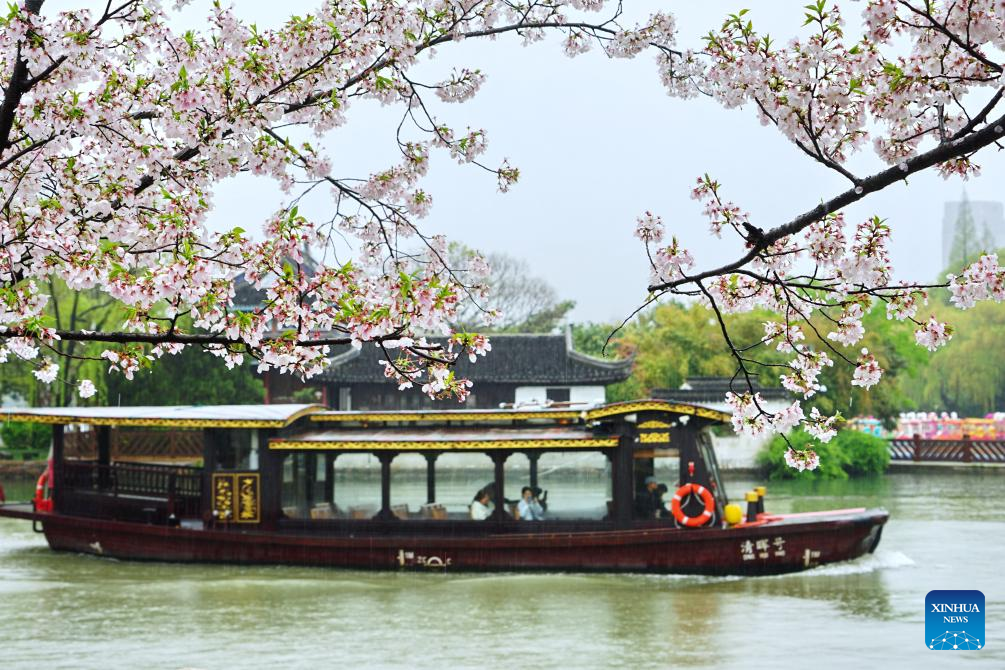 People embrace spring across China