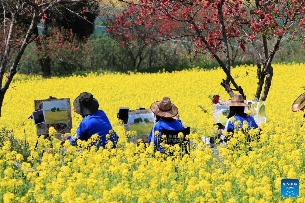 People embrace spring across China