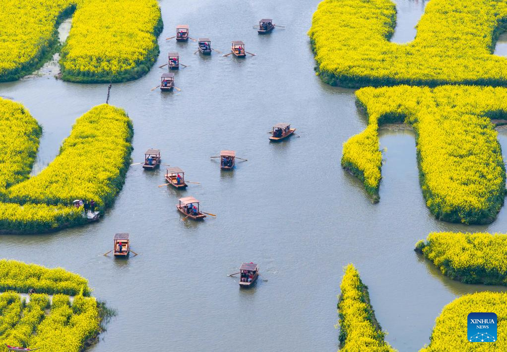 People embrace spring across China