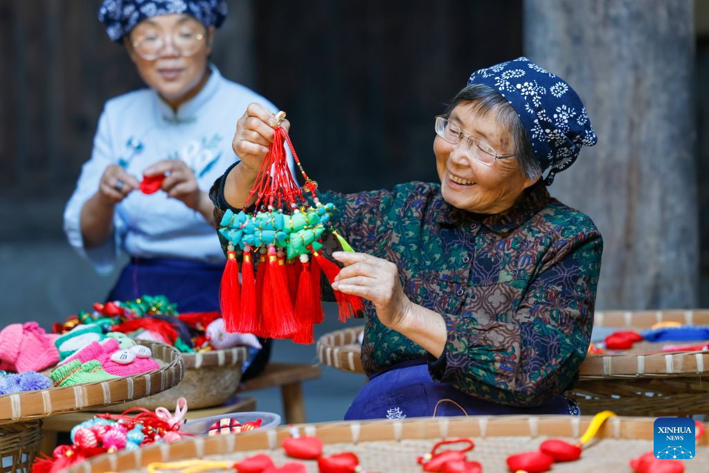 Villagers preserve heritage through handsewn sachets for Dragon Boat Festival in E China