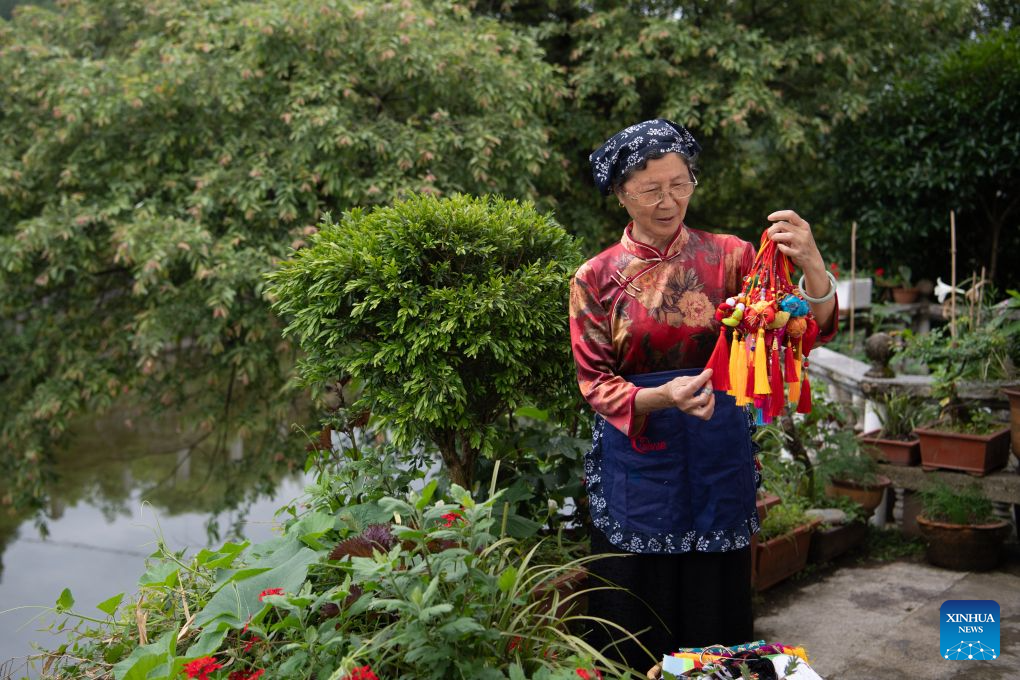 Villagers preserve heritage through handsewn sachets for Dragon Boat Festival in E China