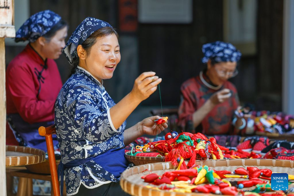 Villagers preserve heritage through handsewn sachets for Dragon Boat Festival in E China
