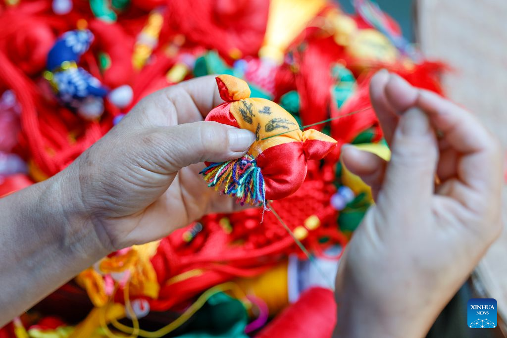 Villagers preserve heritage through handsewn sachets for Dragon Boat Festival in E China