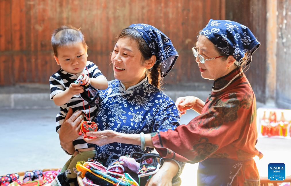 Villagers preserve heritage through handsewn sachets for Dragon Boat Festival in E China