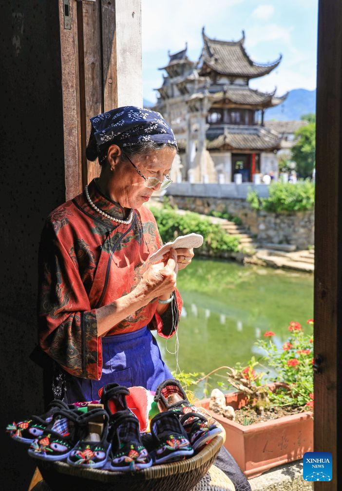 Villagers preserve heritage through handsewn sachets for Dragon Boat Festival in E China