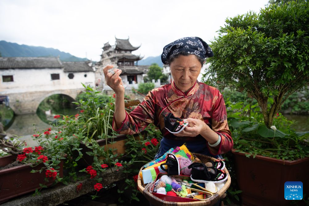Villagers preserve heritage through handsewn sachets for Dragon Boat Festival in E China