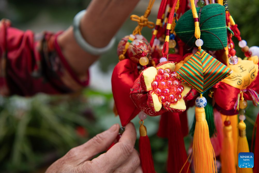 Villagers preserve heritage through handsewn sachets for Dragon Boat Festival in E China