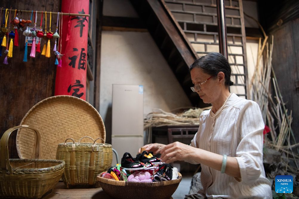 Villagers preserve heritage through handsewn sachets for Dragon Boat Festival in E China
