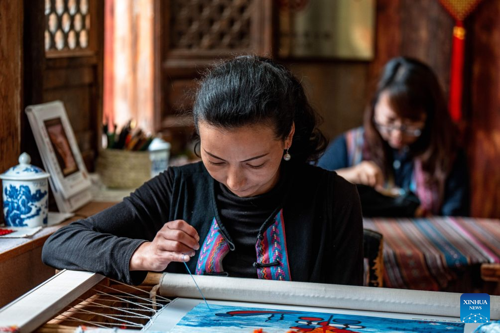 Baisha ancient town in China's Yunnan injects new vitality into embroidery of Naxi ethnic group