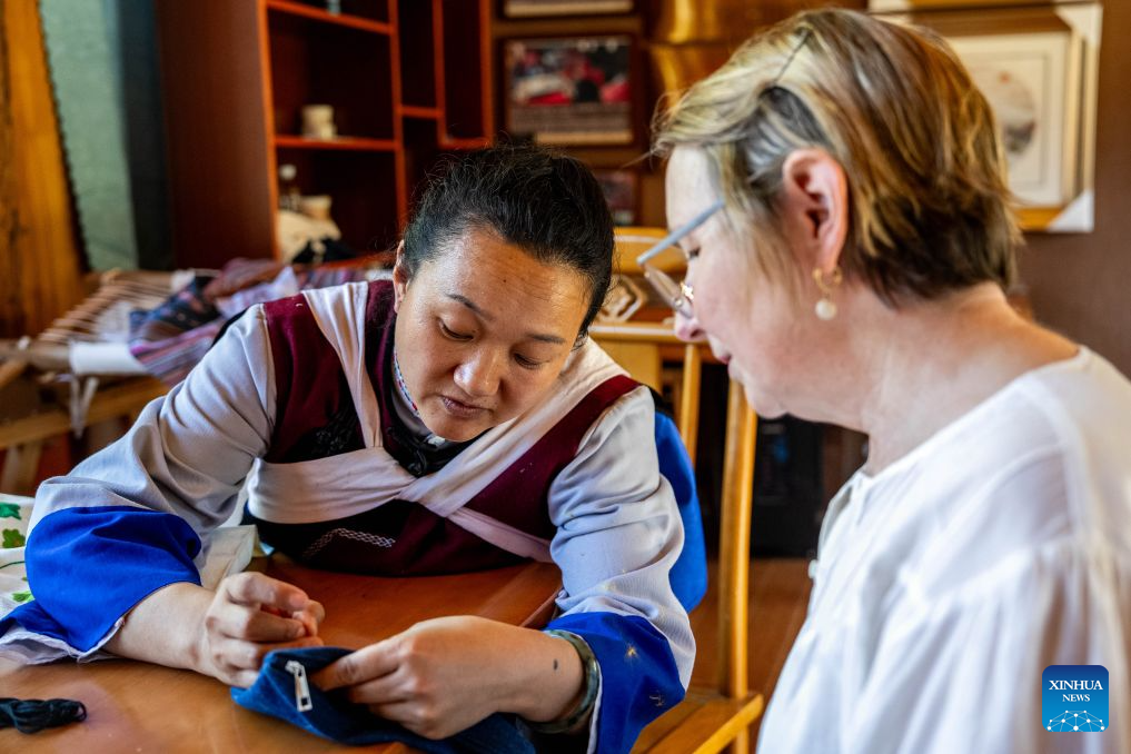 Baisha ancient town in China's Yunnan injects new vitality into embroidery of Naxi ethnic group