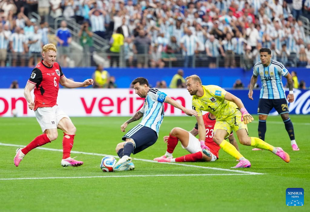 Messi breaks World Cup record as Argentina advances