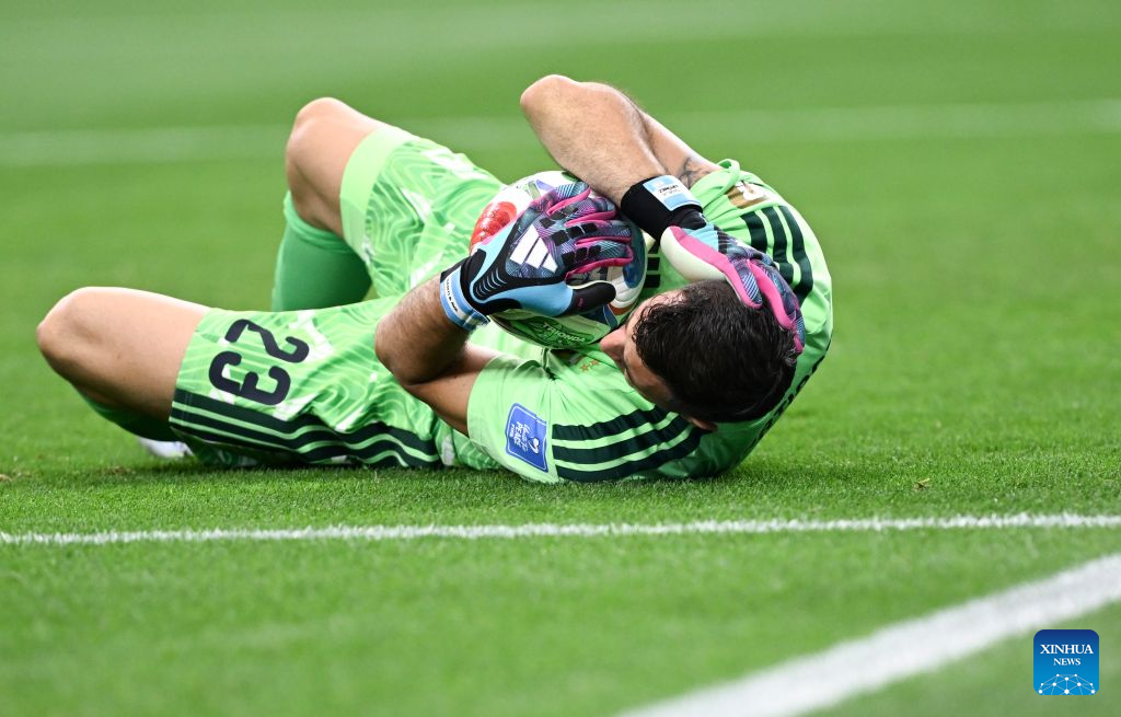 Messi breaks World Cup record as Argentina advances