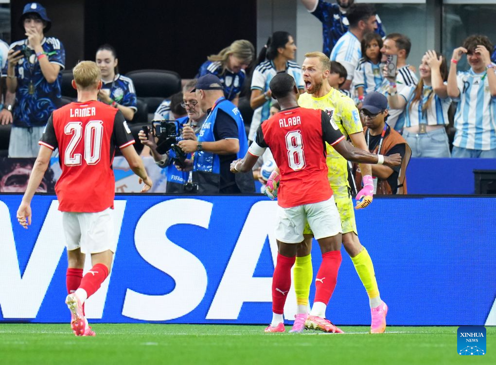 Messi breaks World Cup record as Argentina advances