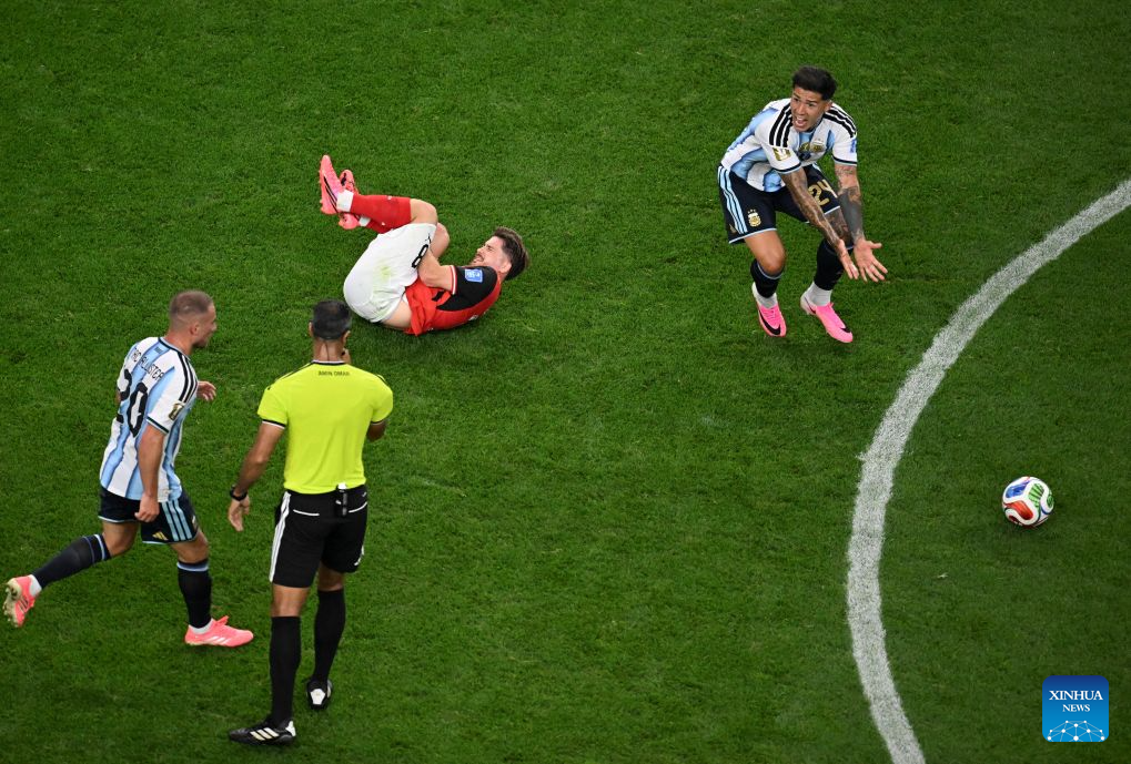 Messi breaks World Cup record as Argentina advances