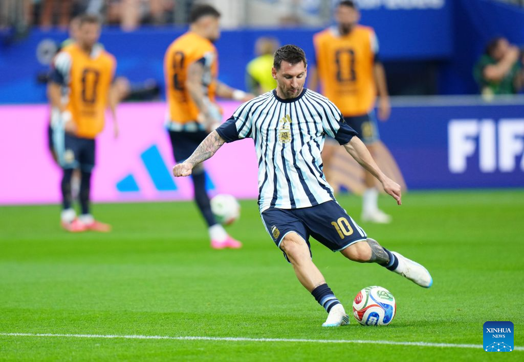 Messi breaks World Cup record as Argentina advances
