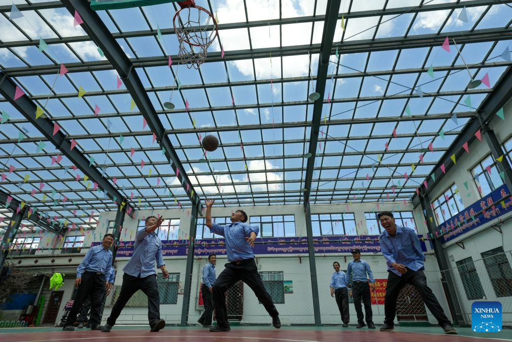 Pic story: 20 years of dedication along China's Qinghai-Xizang Railway