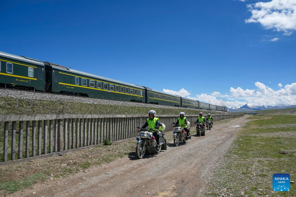 Pic story: 20 years of dedication along China's Qinghai-Xizang Railway
