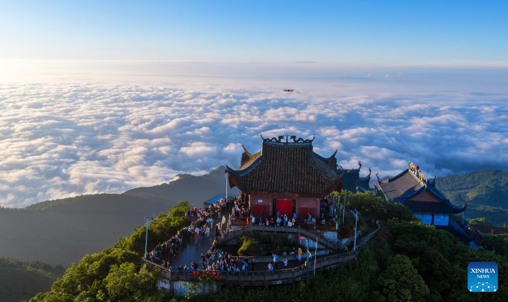 China's Dragon Boat Festival holiday trips, spending both rise year on year