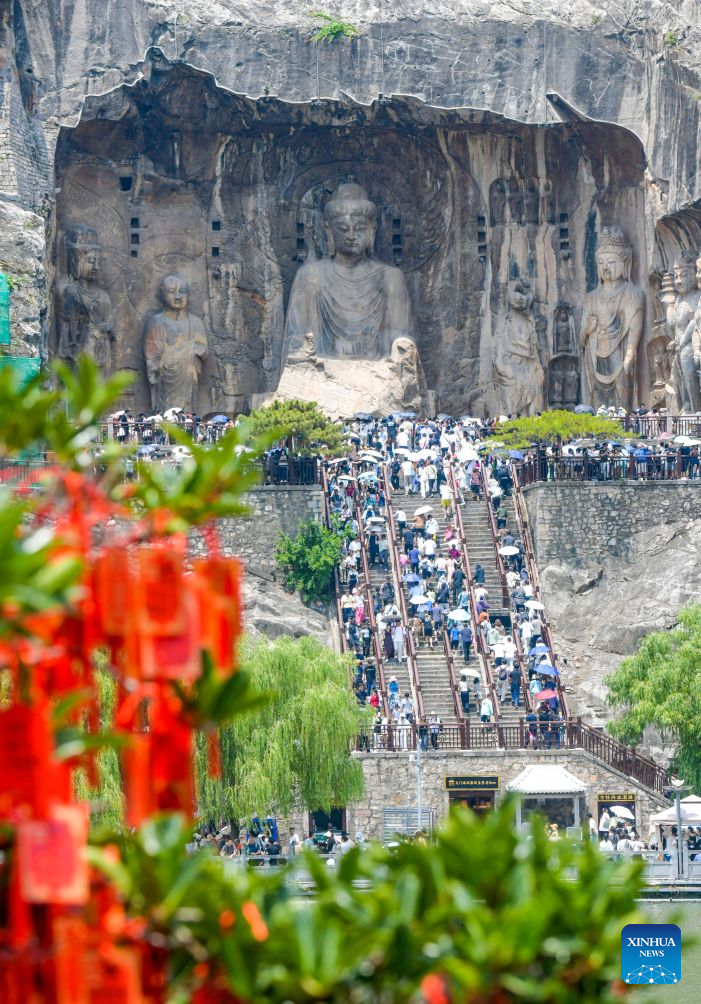 China's Dragon Boat Festival holiday trips, spending both rise year on year