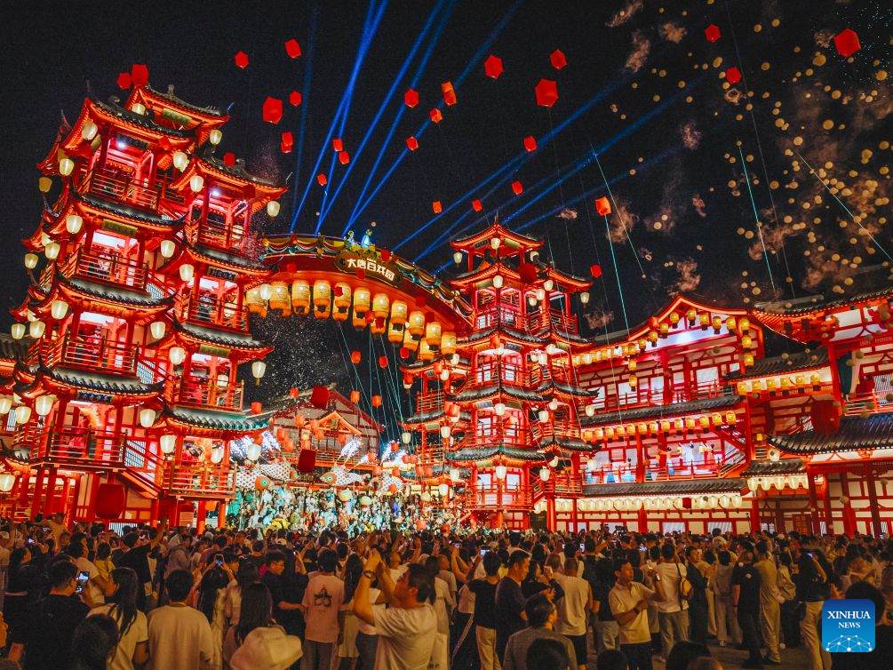 China's Dragon Boat Festival holiday trips, spending both rise year on year