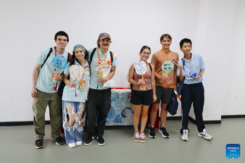 Chinese, American youths visit middle school in Fuzhou