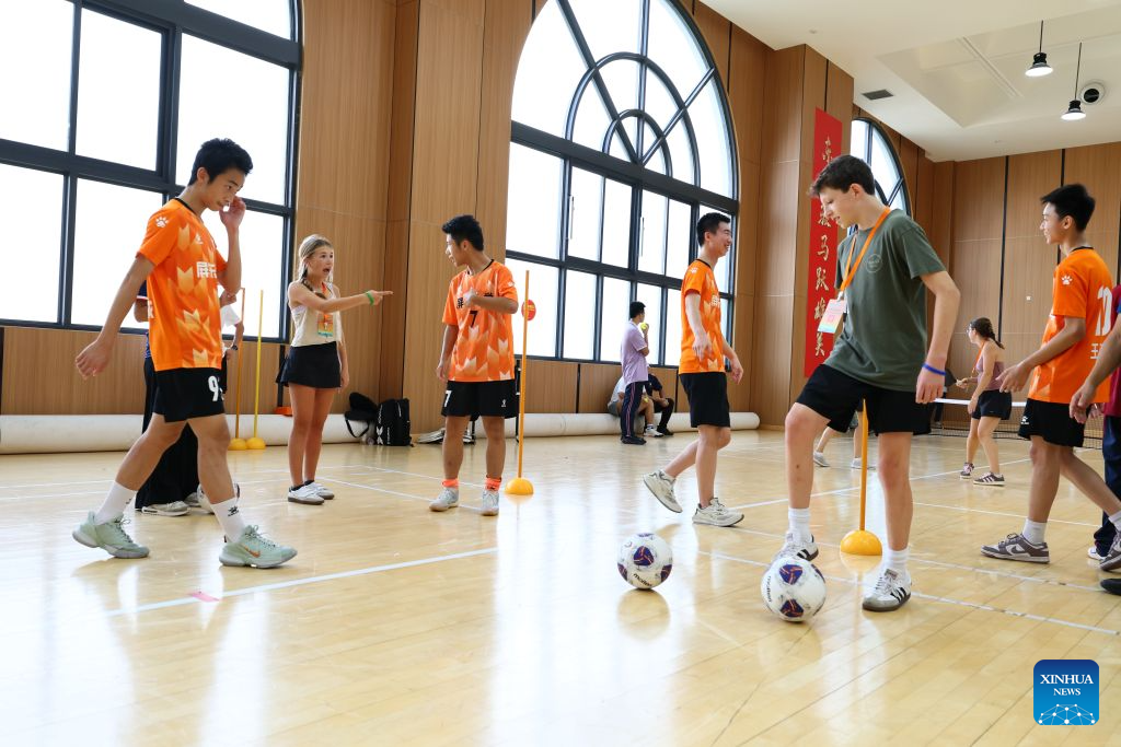 Chinese, American youths visit middle school in Fuzhou
