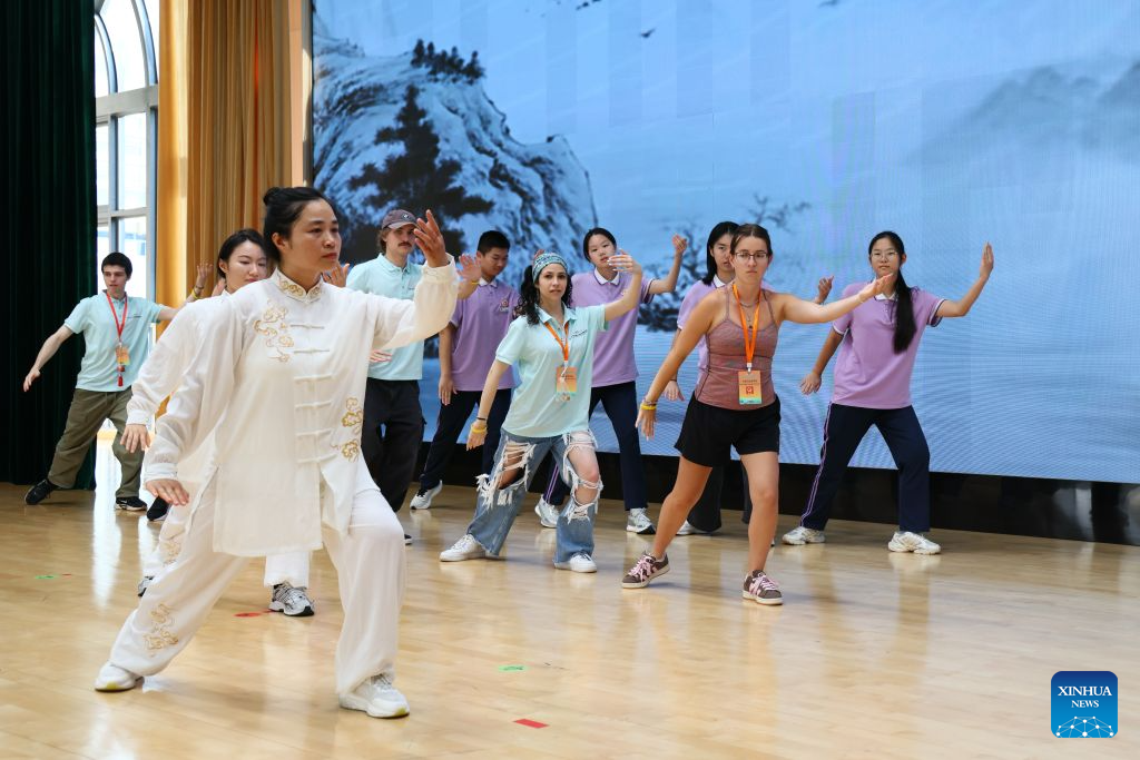 Chinese, American youths visit middle school in Fuzhou