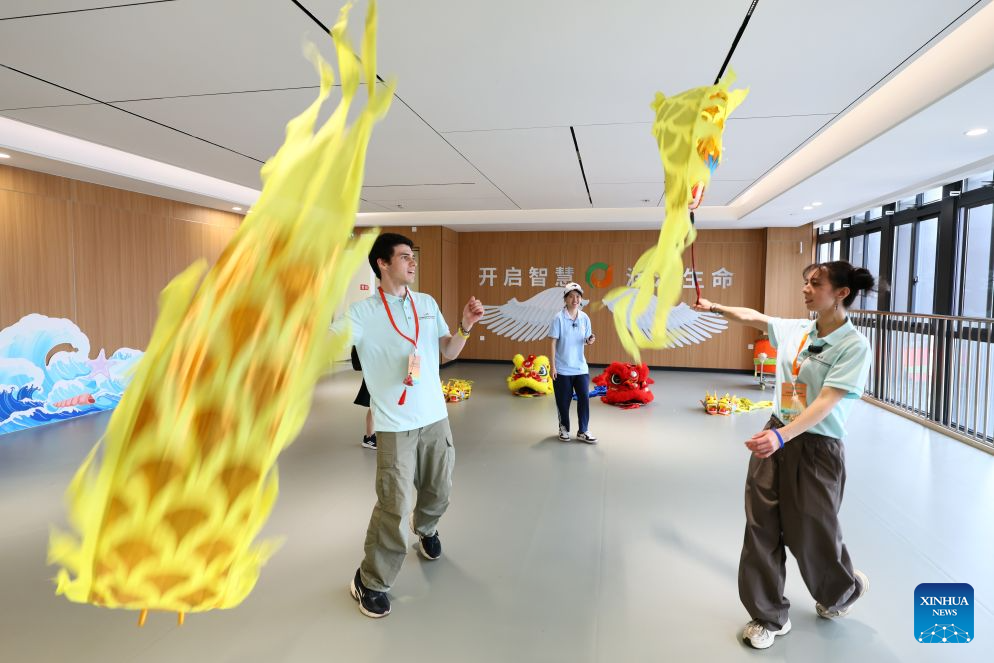 Chinese, American youths visit middle school in Fuzhou