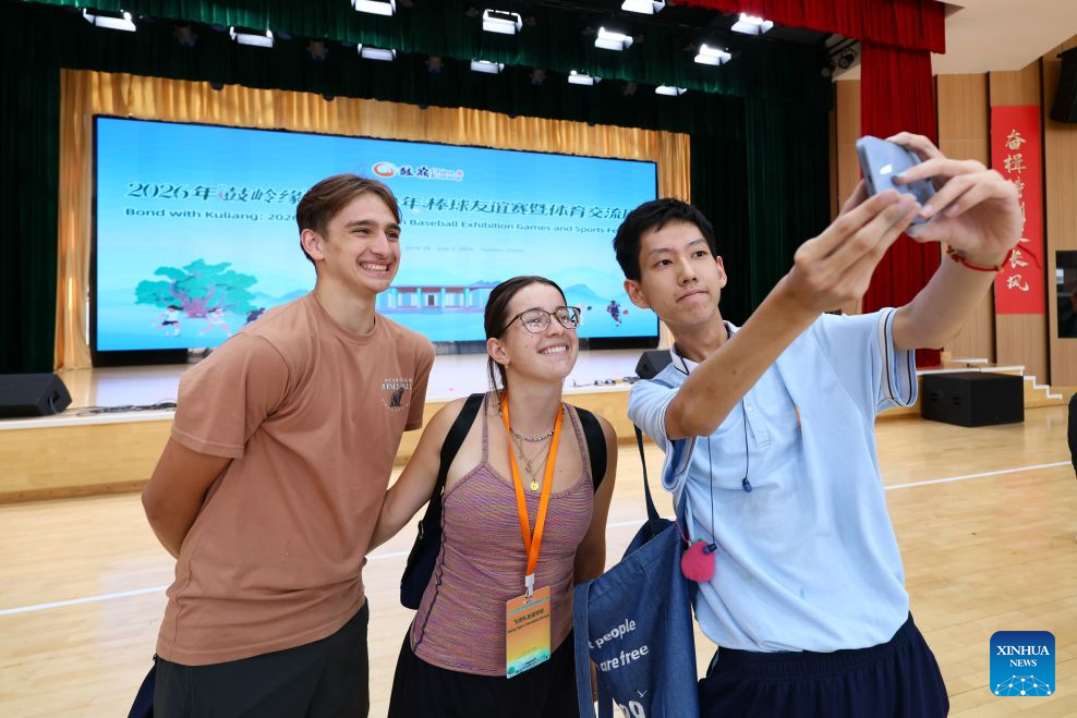 Chinese, American youths visit middle school in Fuzhou