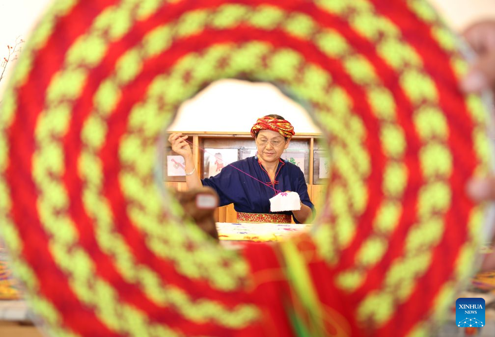 Pic story of Tiaohua cross-stitch embroidery in Longhui County, China's Hunan