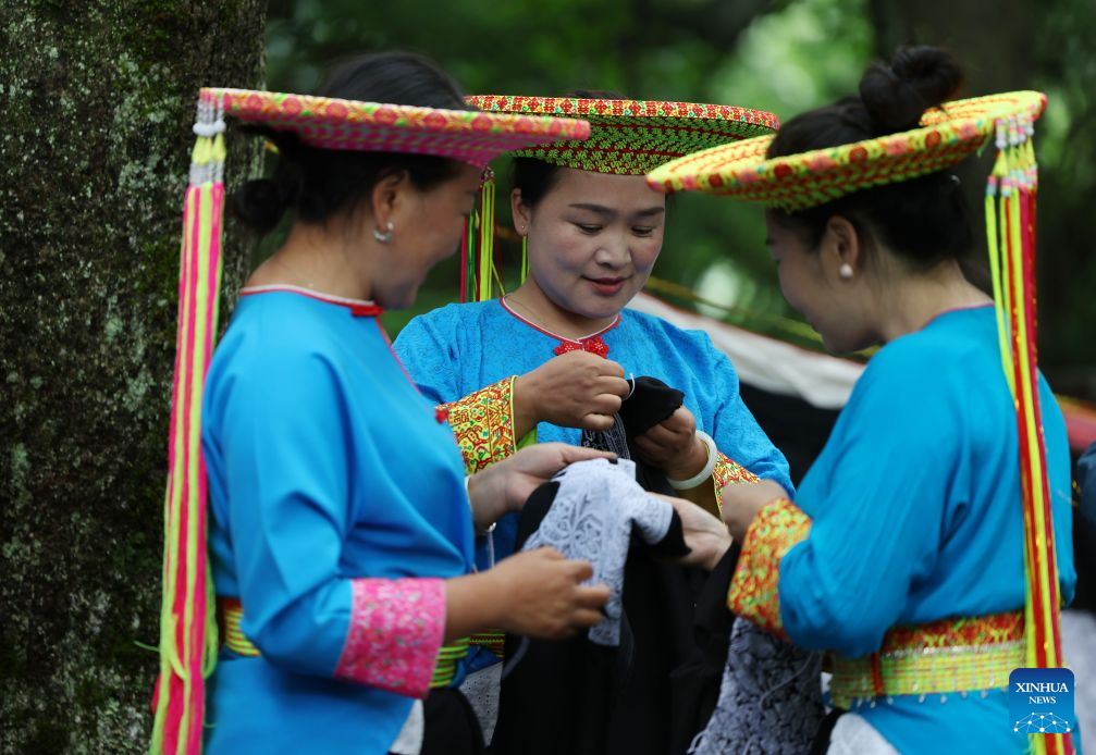 Pic story of Tiaohua cross-stitch embroidery in Longhui County, China's Hunan