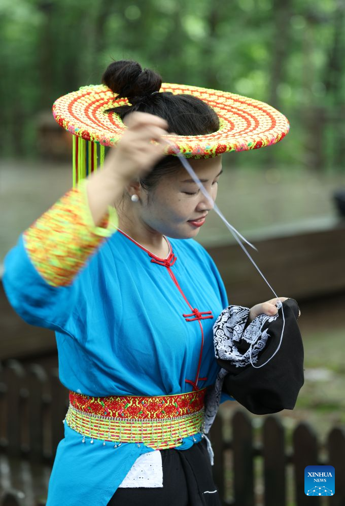 Pic story of Tiaohua cross-stitch embroidery in Longhui County, China's Hunan