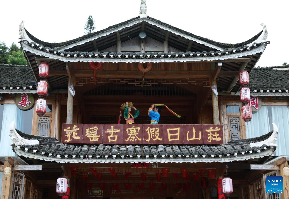 Pic story of Tiaohua cross-stitch embroidery in Longhui County, China's Hunan