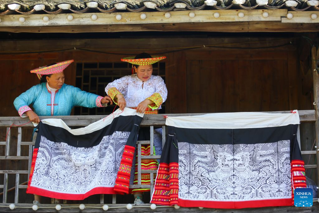 Pic story of Tiaohua cross-stitch embroidery in Longhui County, China's Hunan