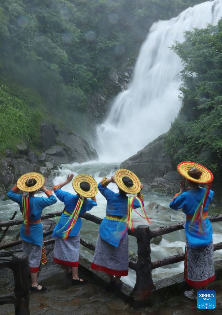 Pic story of Tiaohua cross-stitch embroidery in Longhui County, China's Hunan