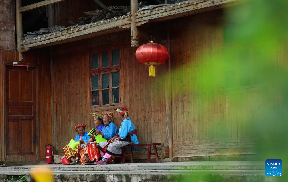Pic story of Tiaohua cross-stitch embroidery in Longhui County, China's Hunan