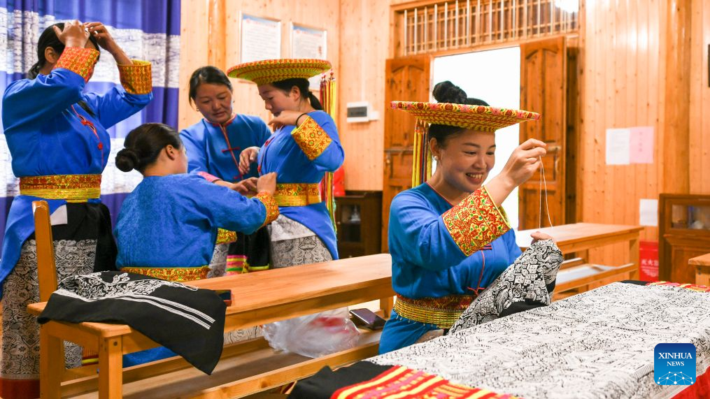 Pic story of Tiaohua cross-stitch embroidery in Longhui County, China's Hunan