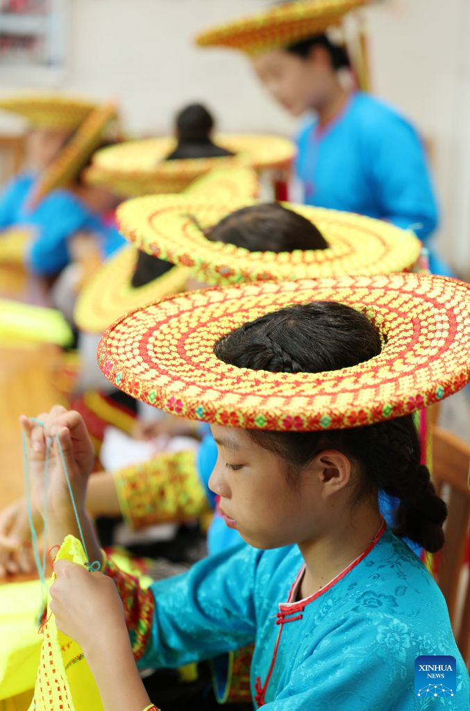 Pic story of Tiaohua cross-stitch embroidery in Longhui County, China's Hunan