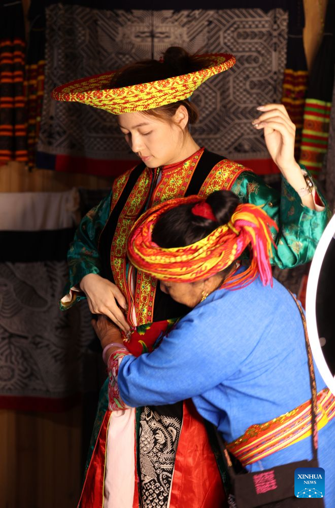 Pic story of Tiaohua cross-stitch embroidery in Longhui County, China's Hunan