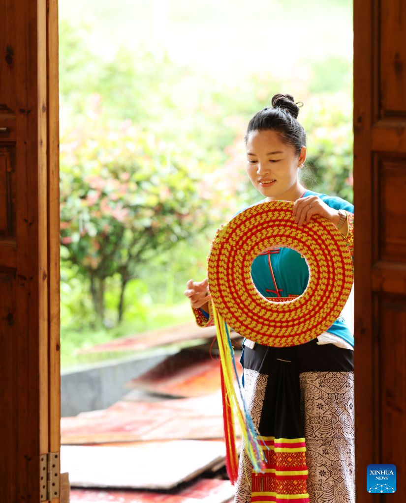 Pic story of Tiaohua cross-stitch embroidery in Longhui County, China's Hunan
