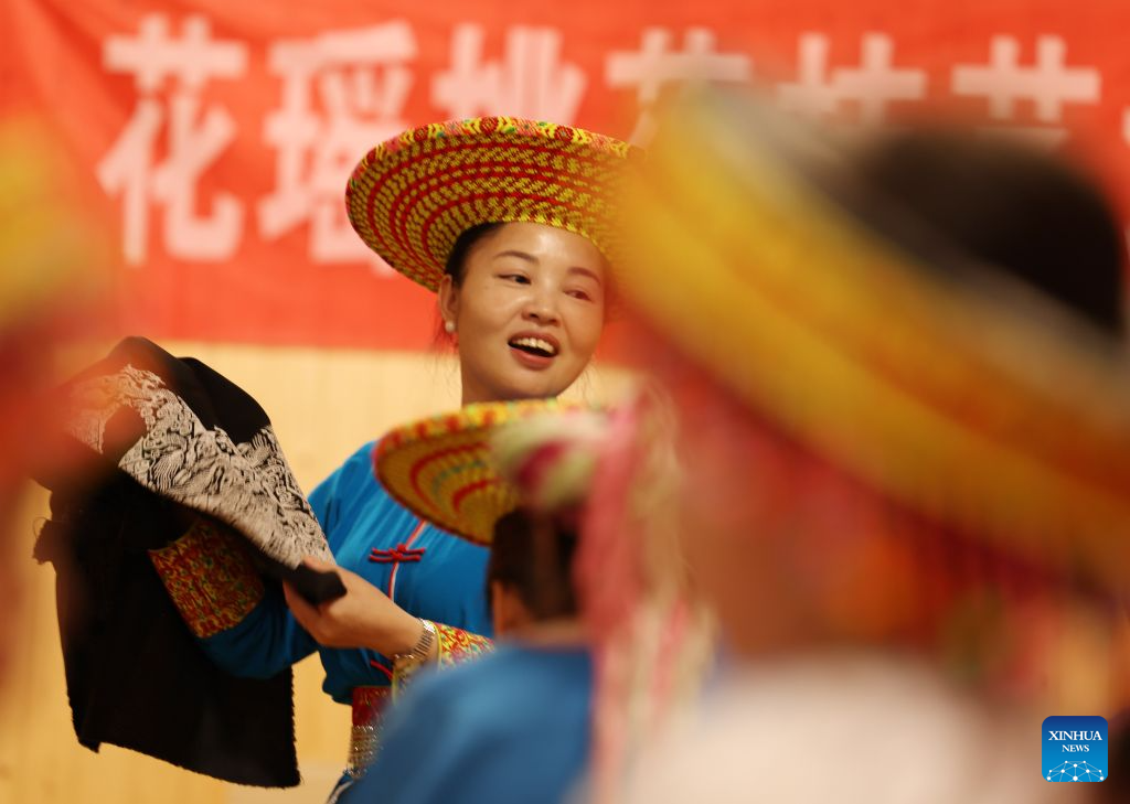 Pic story of Tiaohua cross-stitch embroidery in Longhui County, China's Hunan