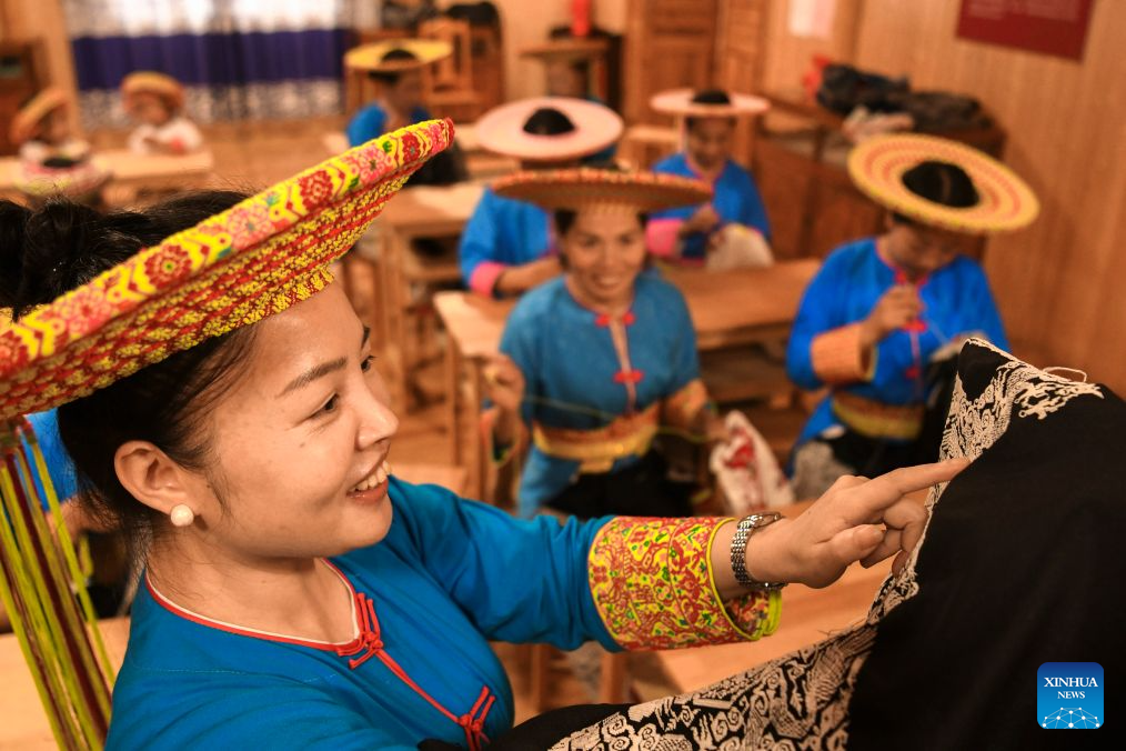 Pic story of Tiaohua cross-stitch embroidery in Longhui County, China's Hunan