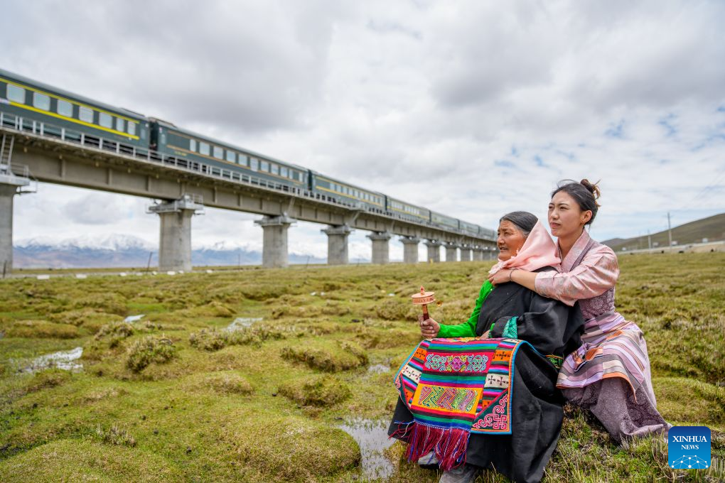 Old photo bears witness to changes brought by Qinghai-Xizang Railway over 20 years