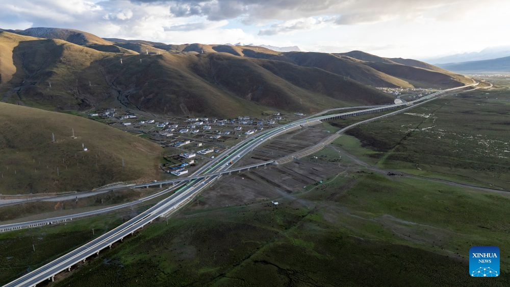 Old photo bears witness to changes brought by Qinghai-Xizang Railway over 20 years